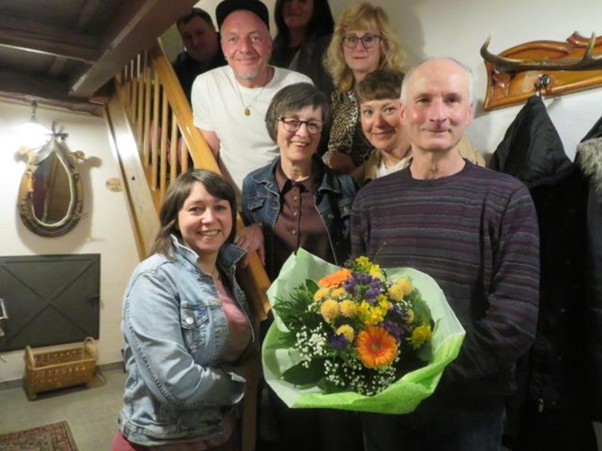 Gruppenfoto der geehrten Mitarbeitenden bei der Jahresabschlussfeier 2025 in Freyung mit mehreren Jubilarinnen und Jubilaren sowie einer Verabschiedung in den Ruhestand.