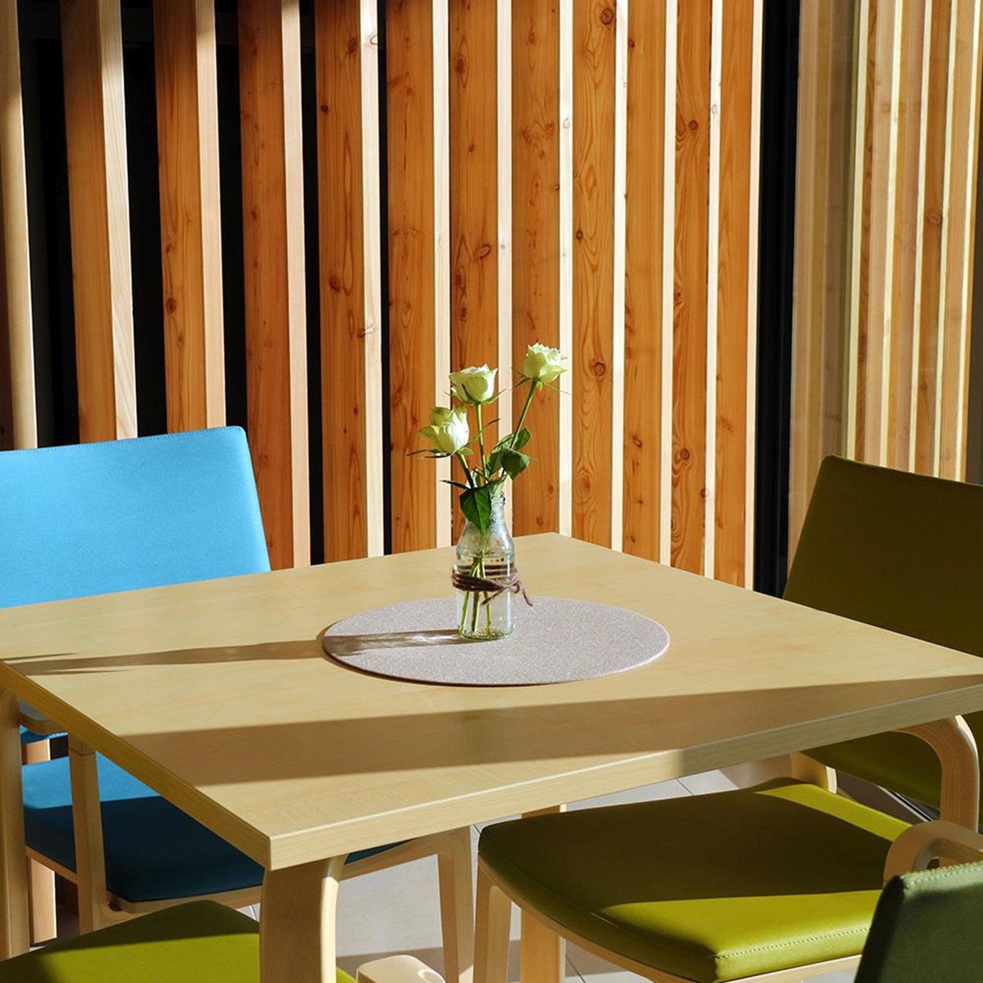 Ein Tisch mit Blumen in einem Cafe
