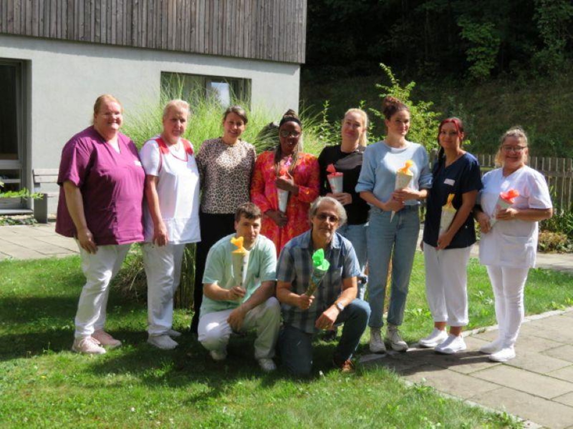 Die sieben Auszubildenden zum Pflegefachhelfer gemeinsam mit zwei Praxisanleiter und Einrichtungsleitung Nicole Siglmüller.